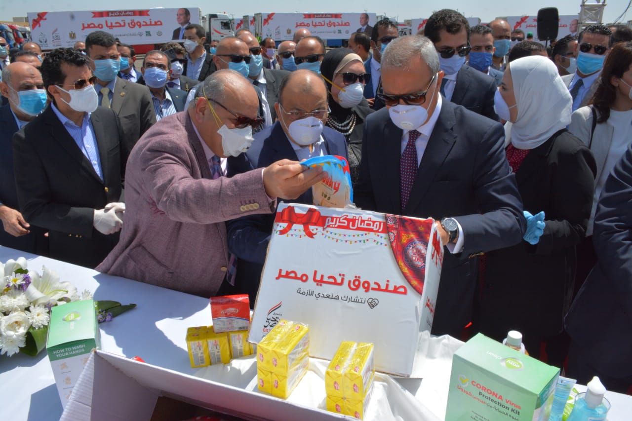 وزير التنمية المحلية يشارك في إطلاق قافلة مواد غذائية ومطهرات في 22 محافظة