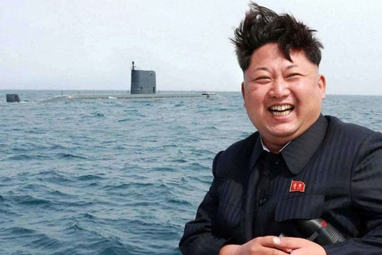زعيم كوريا الشمالية مبتسما