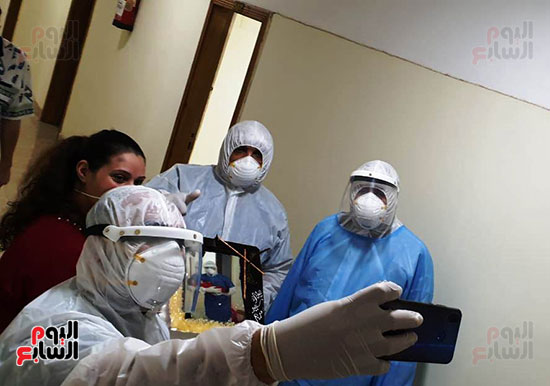 خروج رضيعة من مستشفى العزل بالمنصورة بعد تعافيها من فيروس كورونا (3)