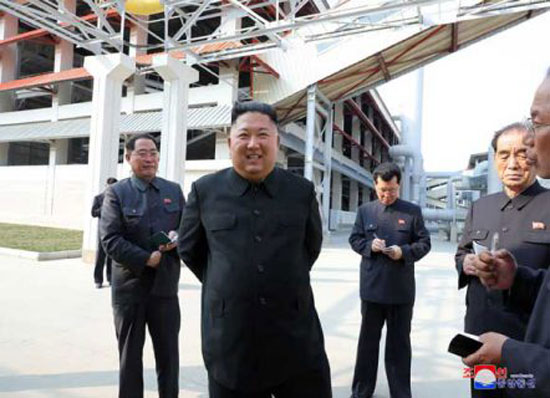 زعيم كوريا الشمالية بتفقد المصنع