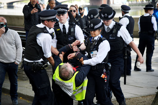 اعتقال محتجين على الإغلاق فى بريطانيا