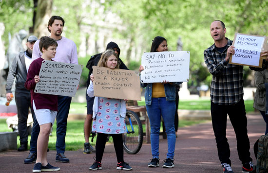 يحملون لافتات