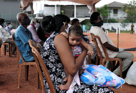 امرأة وطفلها اللذان لم يستطيعا العودة إلى مدينتهما بسبب الإغلاق