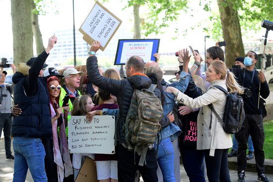 يحضنون بعضهم أثناء الوقفة الاحتجاجية