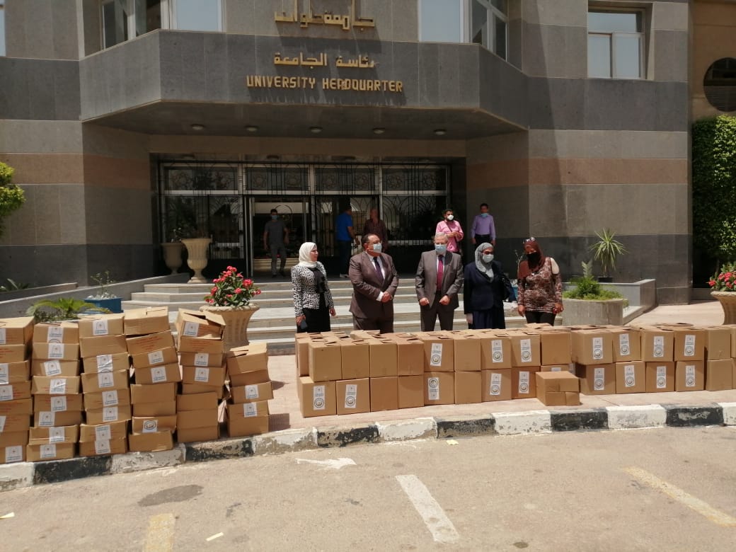 توزيع 200 كرتونة مواد غذائية  بمبادرة جامعة حلوان الجامعة معاك لدعم العمالة اليومية (6)