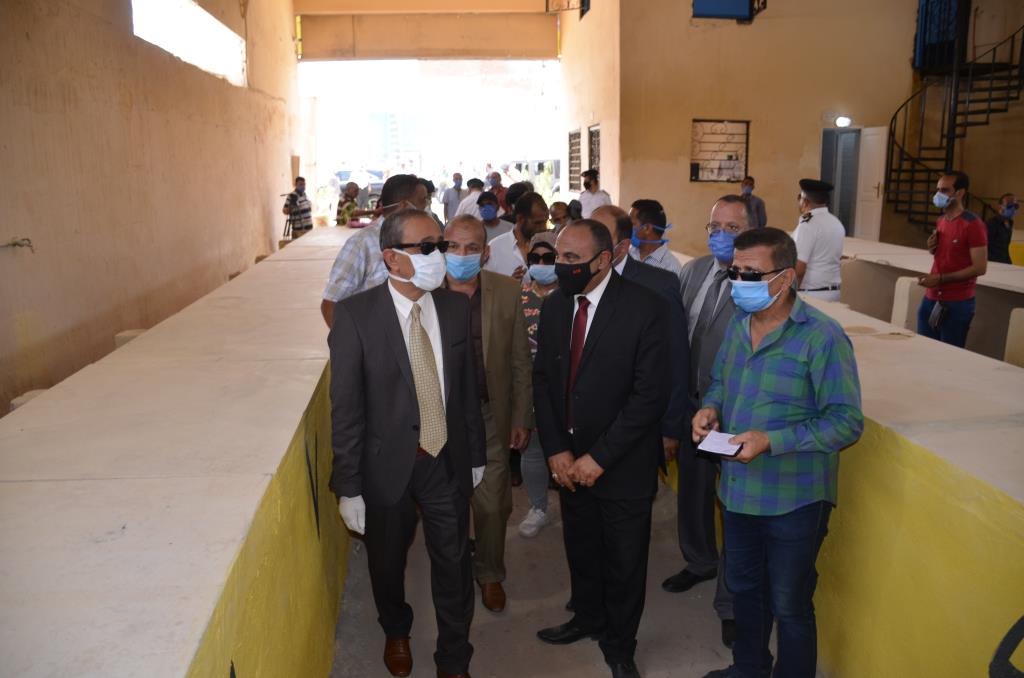 محافظ الإسماعيلية يفتتح سوق الشهداء (6)