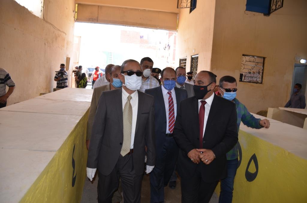 محافظ الإسماعيلية يفتتح سوق الشهداء (7)