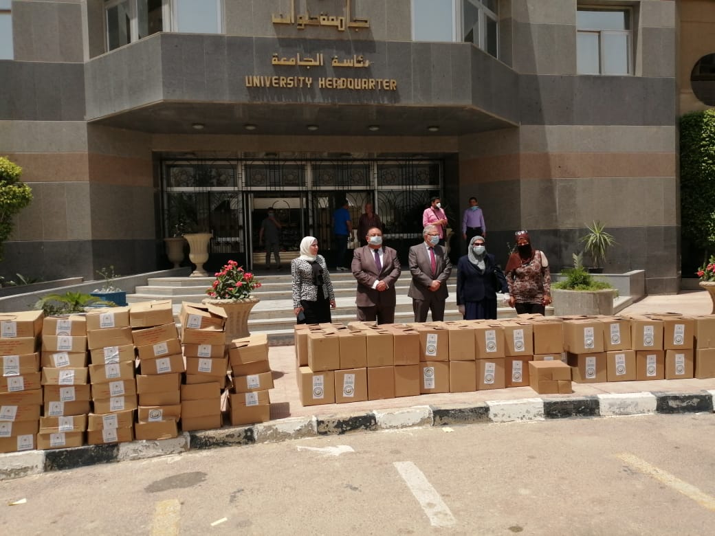 توزيع 200 كرتونة مواد غذائية  بمبادرة جامعة حلوان الجامعة معاك لدعم العمالة اليومية (1)