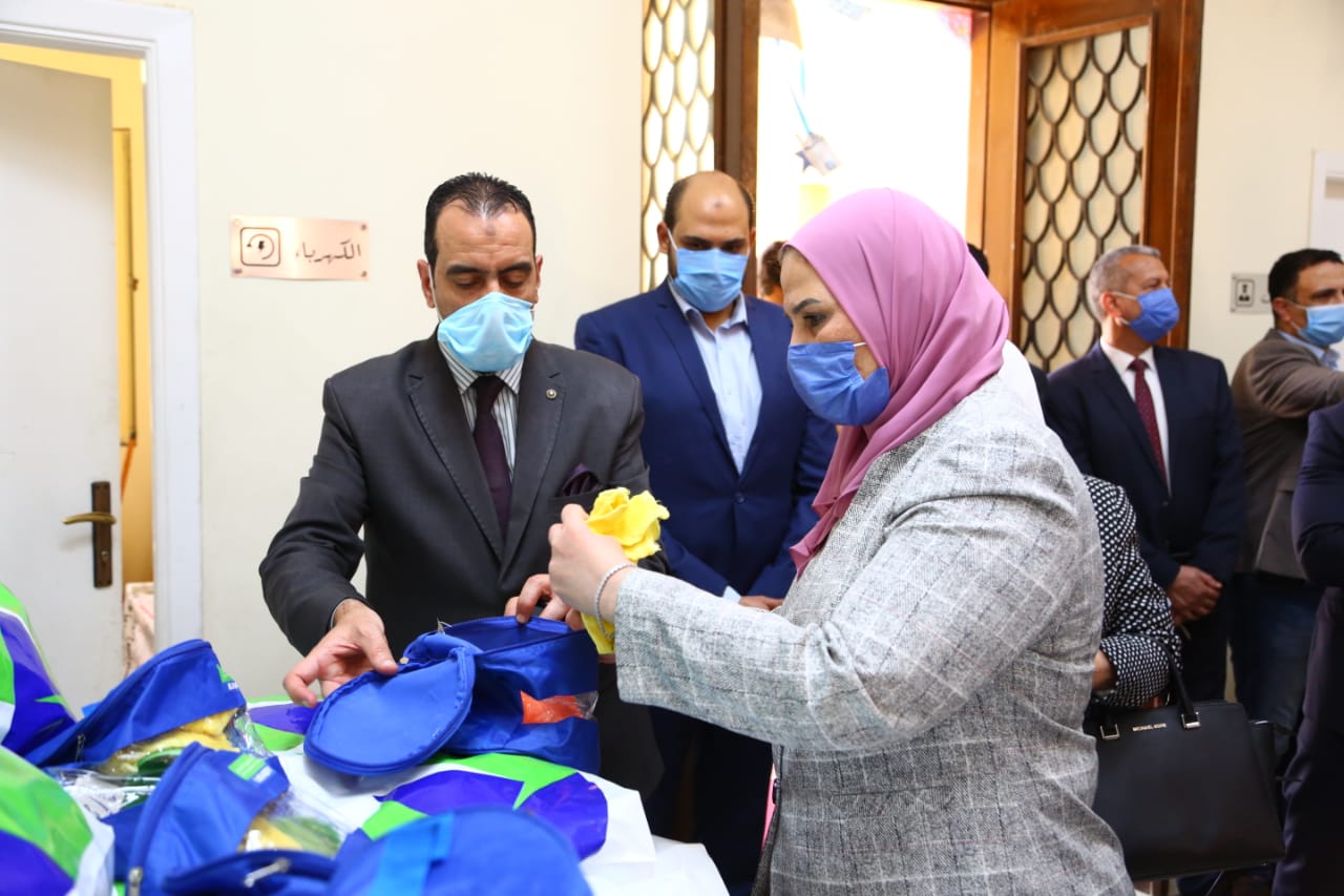 وزيرة التضامن توزع ملابس العيد على الأطفال بدور الرعاية  (9)