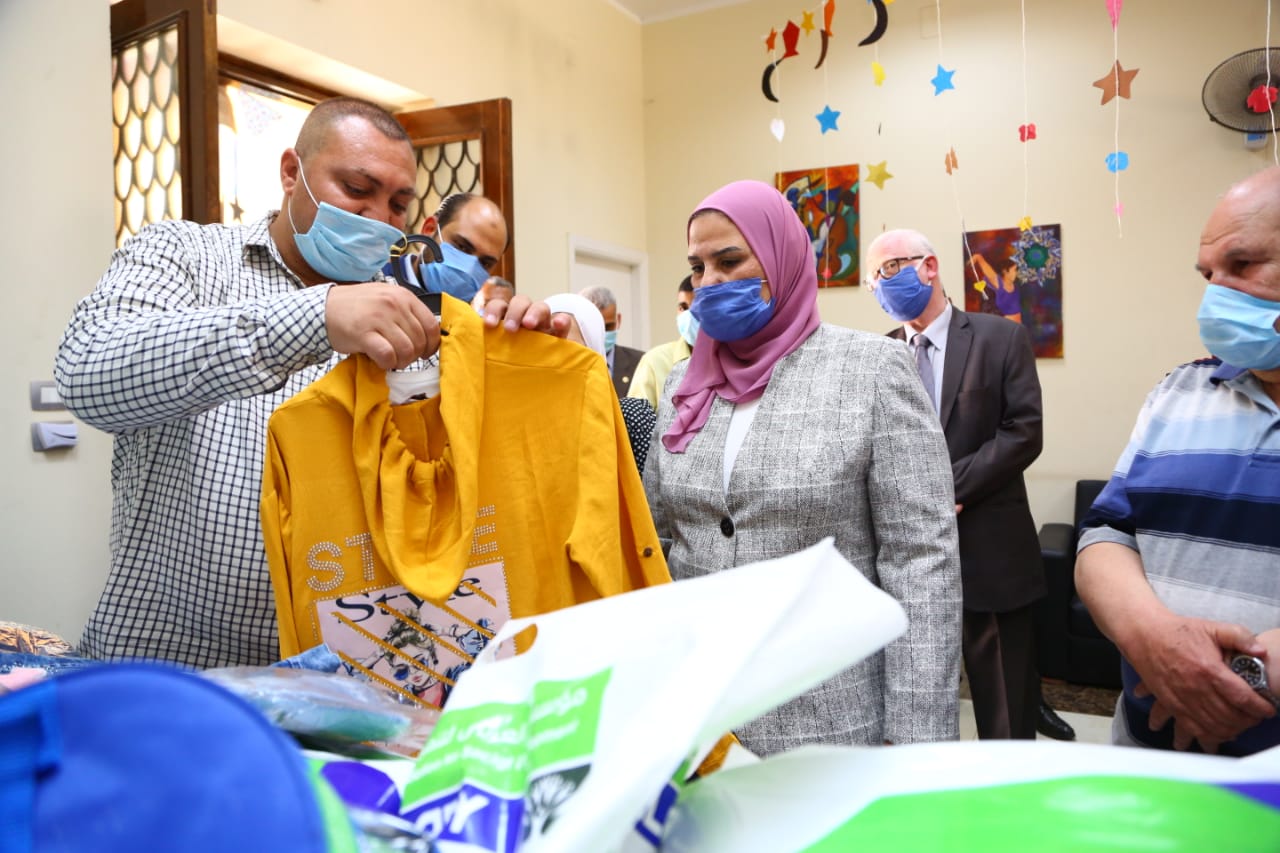 وزيرة التضامن توزع ملابس العيد على الأطفال بدور الرعاية  (1)