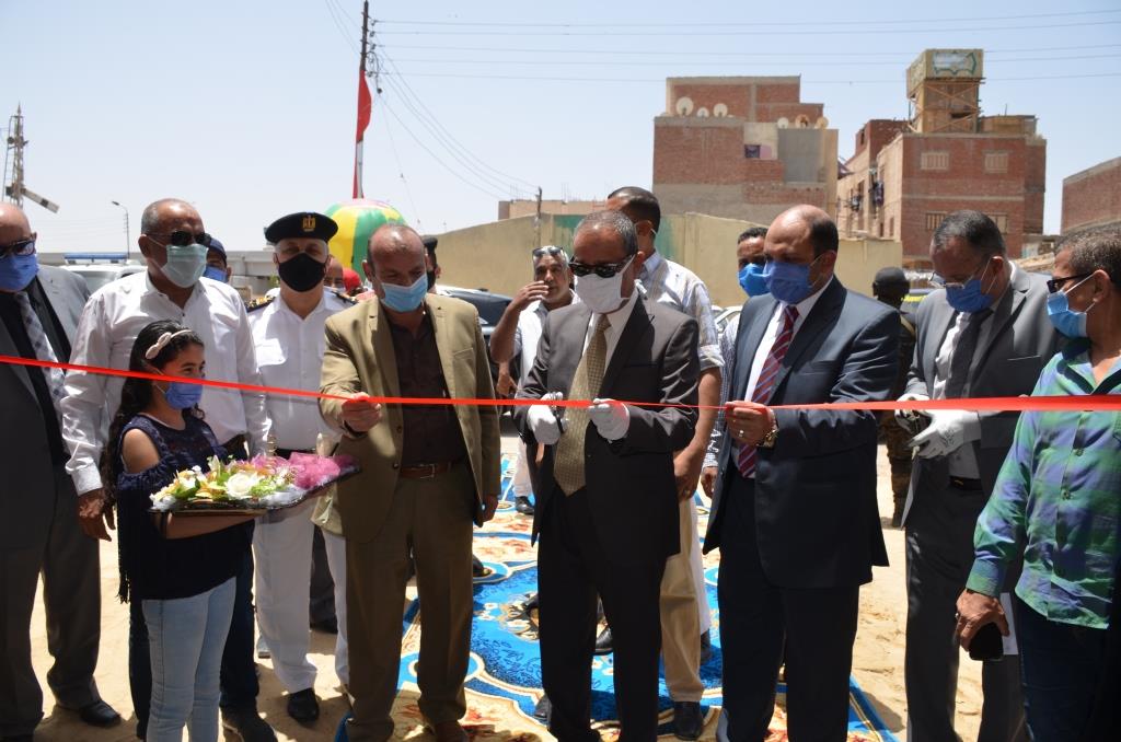 محافظ الإسماعيلية يفتتح سوق الشهداء (9)