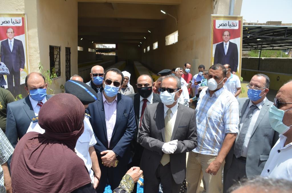محافظ الإسماعيلية يفتتح سوق الشهداء (1)
