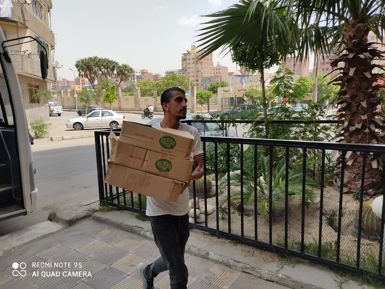 توزيع 200 كرتونة مواد غذائية  بمبادرة جامعة حلوان الجامعة معاك لدعم العمالة اليومية (4)
