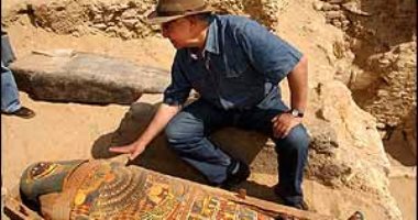 الدكتور زاهى مع إحدى المومياوات الذهبية الدكتور زاهى مع إحدى المومياوات الذهبية