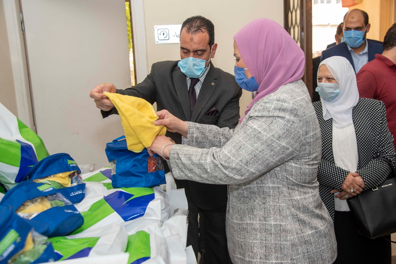 وزيرة التضامن توزع ملابس العيد على الأطفال بدور الرعاية  (2)