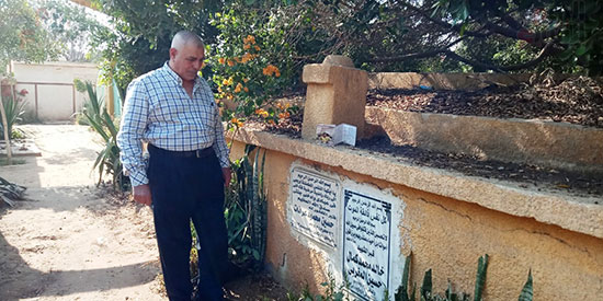 والد-الشهيد-خالد-مغربي-أمام-قبره