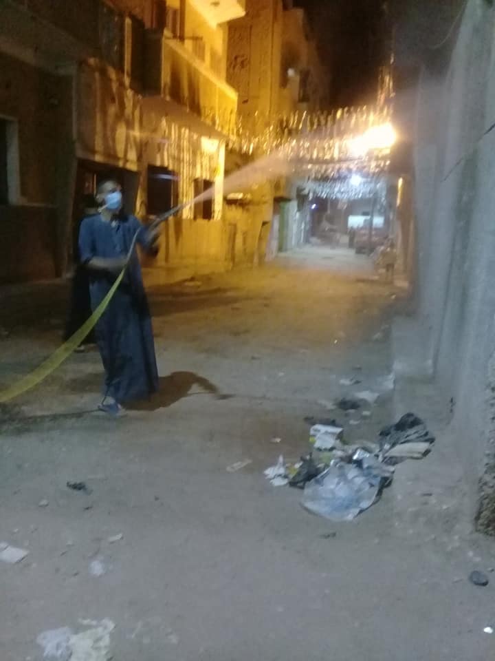 أعمال الرش وتعقيم لمكافحة العدوى ليلاً بمدينة إسنا
