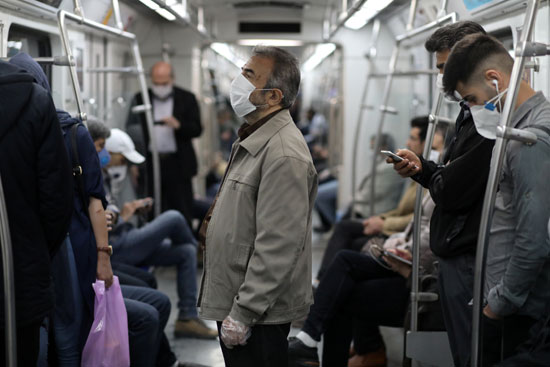إيرانيون داخل عربة مترو