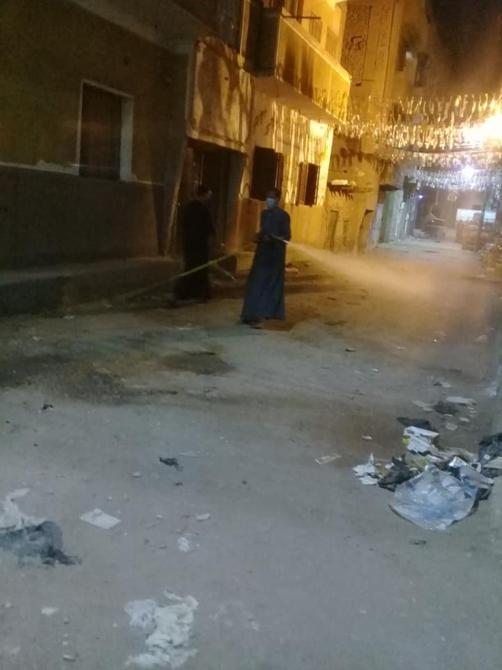 رش وتطهير شوارع قرى إسنا ليلاً