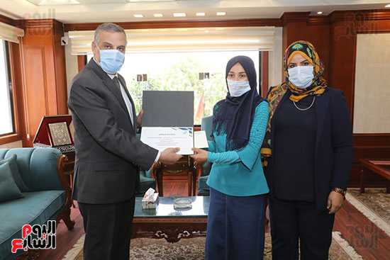 المحافظ-يكرم-فتاة-محو-الامية--(1)