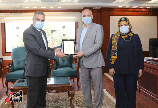 المحافظ-يكرم-فتاة-محو-الامية--(2)