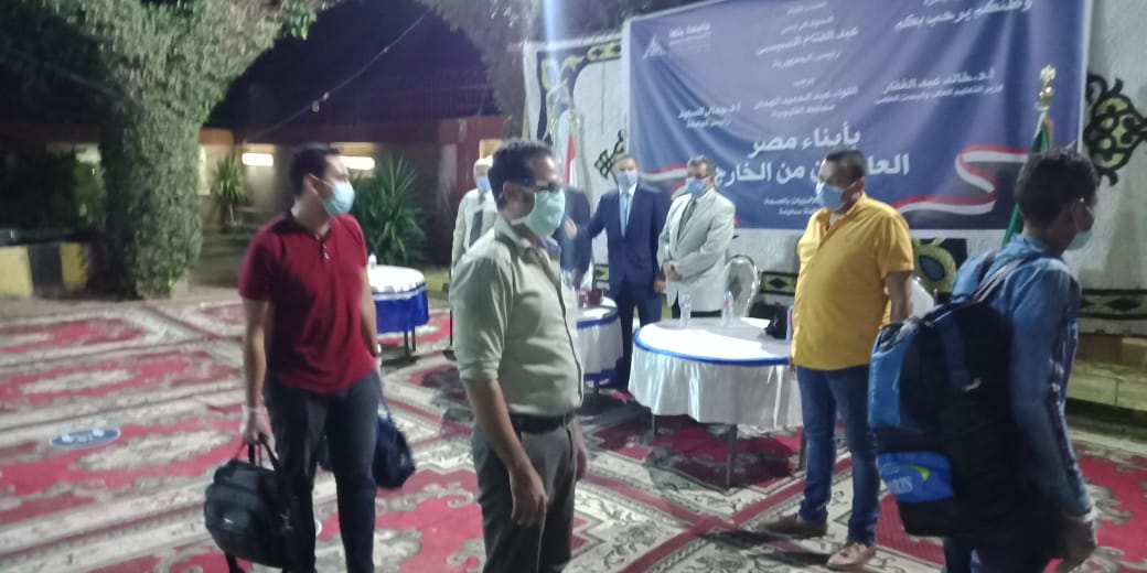 محافظ القليوبية ورئيس جامعة بنها يستقبلان العائدون من الخارج 2