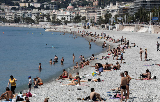 فرنسا تعيد فتح الشواطئ