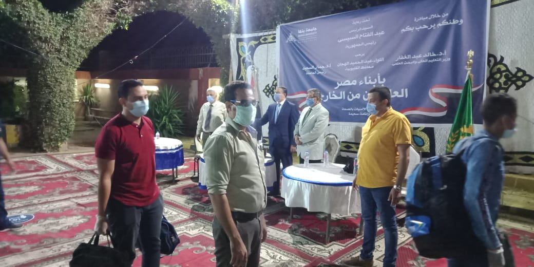 محافظ القليوبية ورئيس جامعة بنها يستقبلان العائدون من الخارج