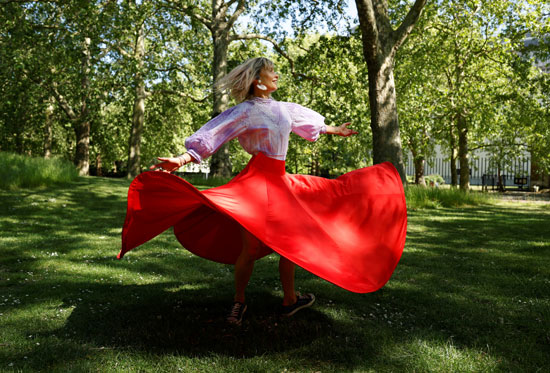 إمراة ترقص ف حديقة عامة فى لندن
