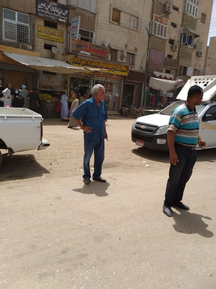 مدينة إسنا تقود حملة بشارع أحمد عرابي لمنع التجمعات