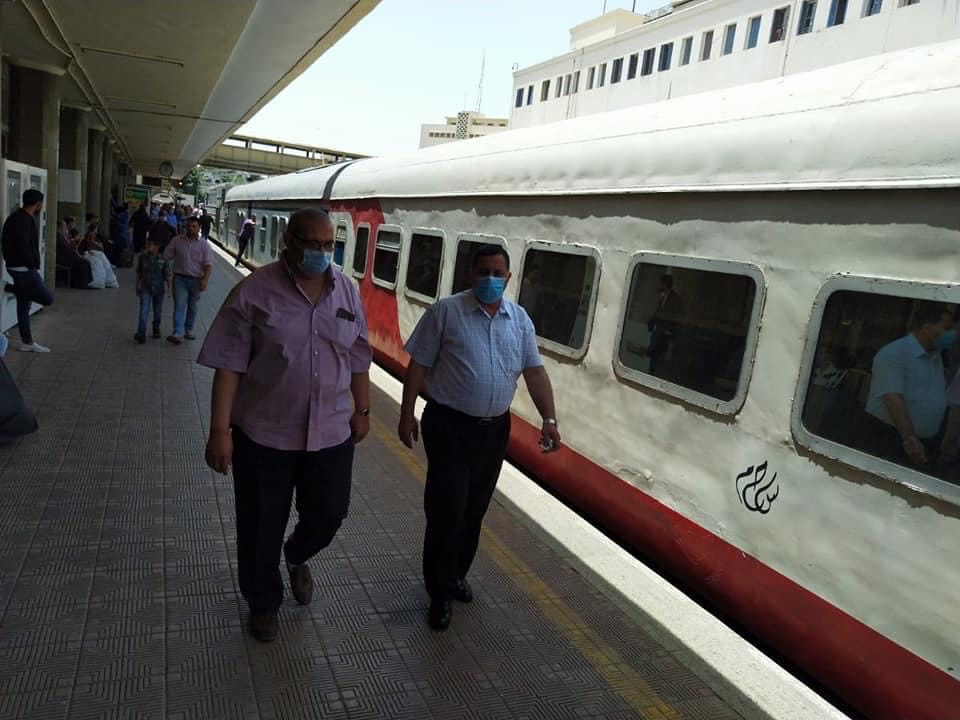 رئيس السكة الحديد يتفقد شبابيك حجز تذاكر محطة القاهرة  (5)