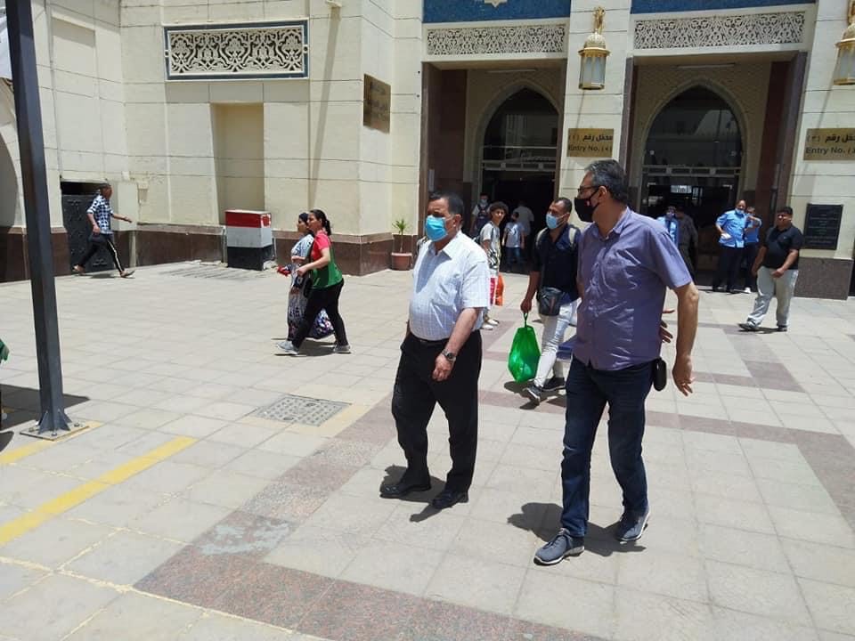 رئيس السكة الحديد يتفقد شبابيك حجز تذاكر محطة القاهرة  (9)