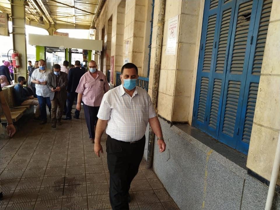رئيس السكة الحديد يتفقد شبابيك حجز تذاكر محطة القاهرة  (1)