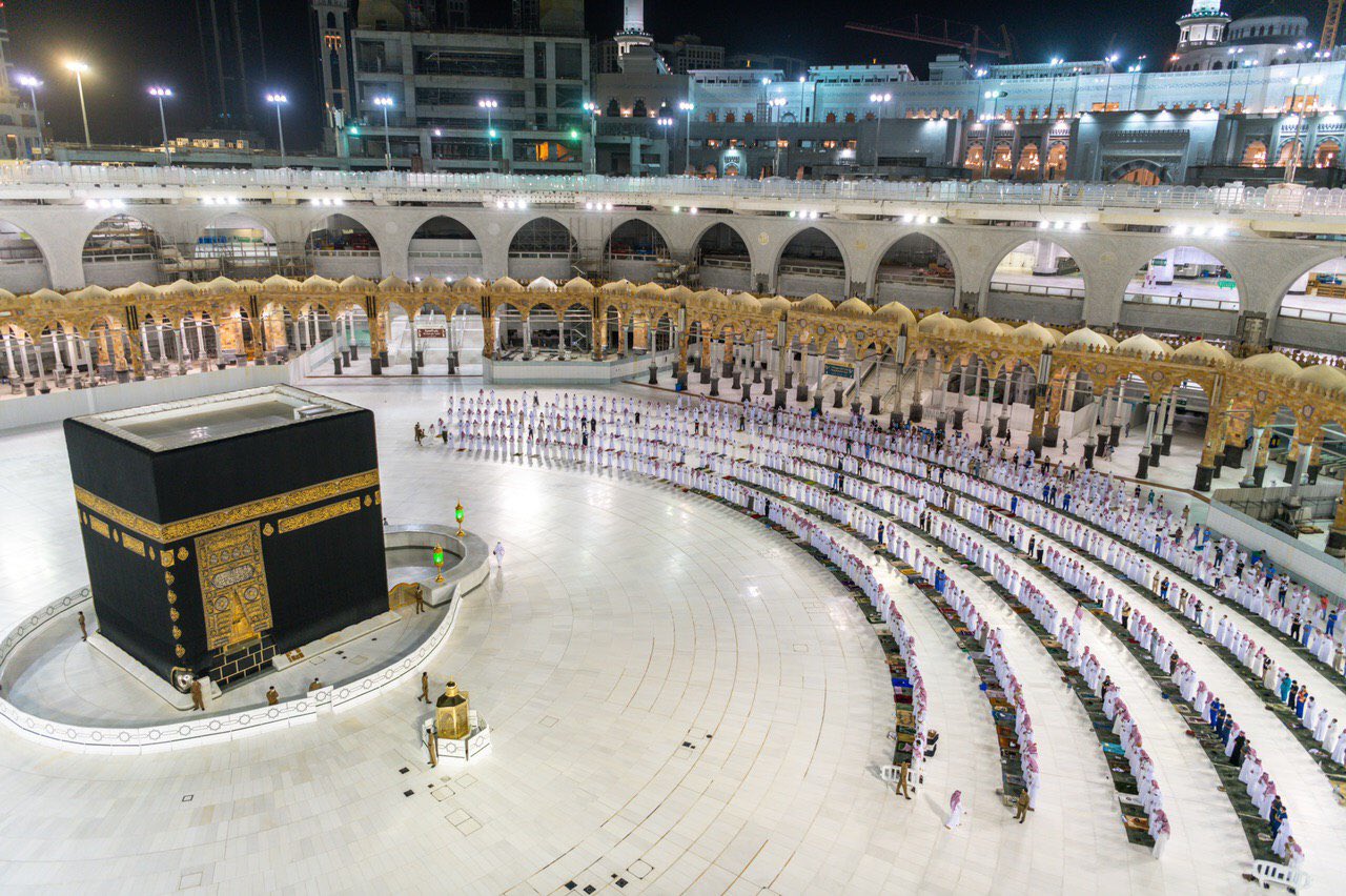 Коран в аль харам. Имам мечети Аль харам в Мекке. Умра Кааба. Макка Мадина 2022. Makkah 2022.