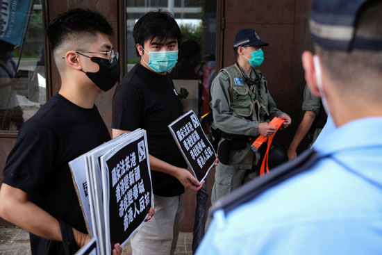 ناشطون يتظاهرون ضد قوانين أمنية جديدة  بالقرب من مكتب الاتصال الصيني  في هونج كونج