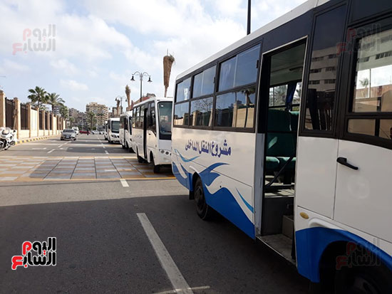 محافظ بورسعيد يتفقد عددا من سيارات النقل (1)