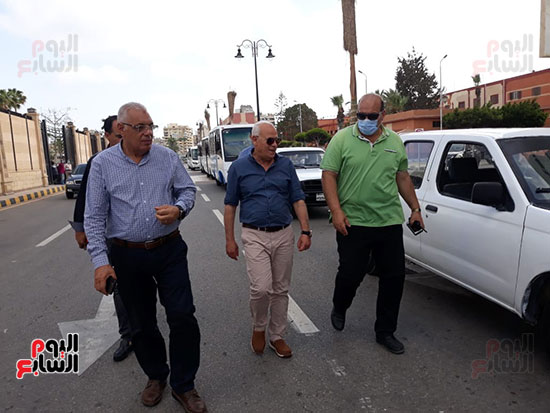 محافظ بورسعيد يتفقد عددا من سيارات النقل (2)