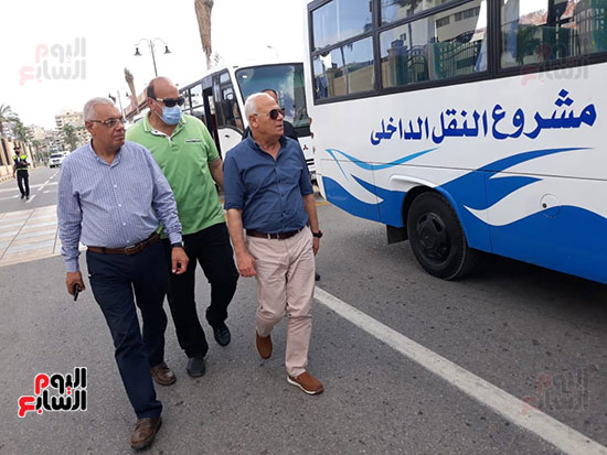 محافظ بورسعيد يتفقد عددا من سيارات النقل (3)