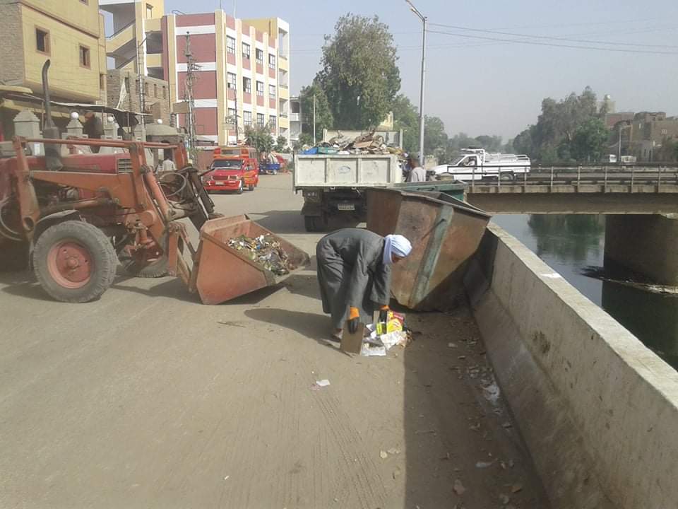 حملات نظافة وتجميل بمدينة إسنا يومياً حملات نظافة وتجميل بمدينة إسنا يومياً