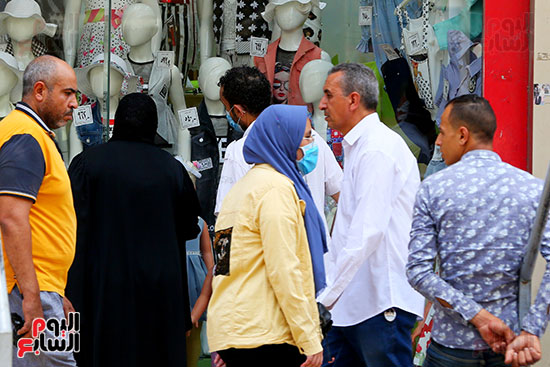 اقبال المواطنيين على شراء ملابس عيد الفطر المبار (10)