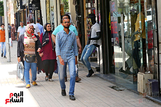 اقبال المواطنيين على شراء ملابس عيد الفطر المبار (1)