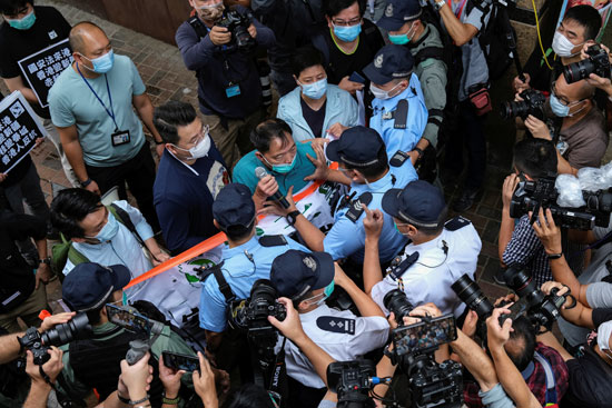 المشرع المؤيد للديمقراطية وو تشي واي يتشاجر مع الشرطة خلال مسيرة ضد قوانين الأمن الجديدة
