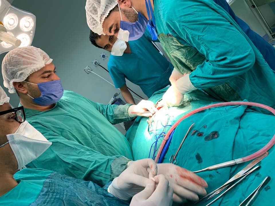 جانب من العملية الجراحية لطفلة بمستشفى أرمنت