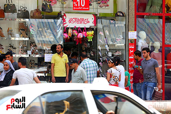 اقبال المواطنيين على شراء ملابس عيد الفطر المبار (7)