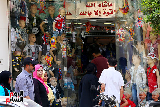 اقبال المواطنيين على شراء ملابس عيد الفطر المبار (9)