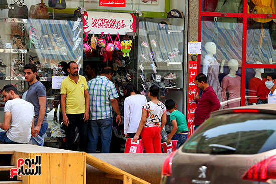 اقبال المواطنيين على شراء ملابس عيد الفطر المبار (8)