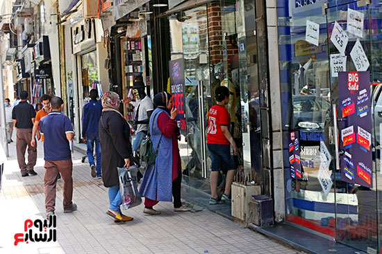 اقبال المواطنيين على شراء ملابس عيد الفطر المبار (2)