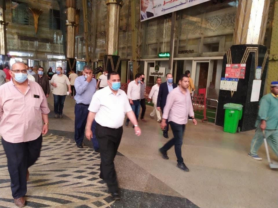 رئيس السكة الحديد يتفقد شبابيك حجز تذاكر محطة القاهرة  (13)