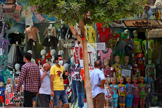 اقبال المواطنيين على شراء ملابس عيد الفطر المبار (6)