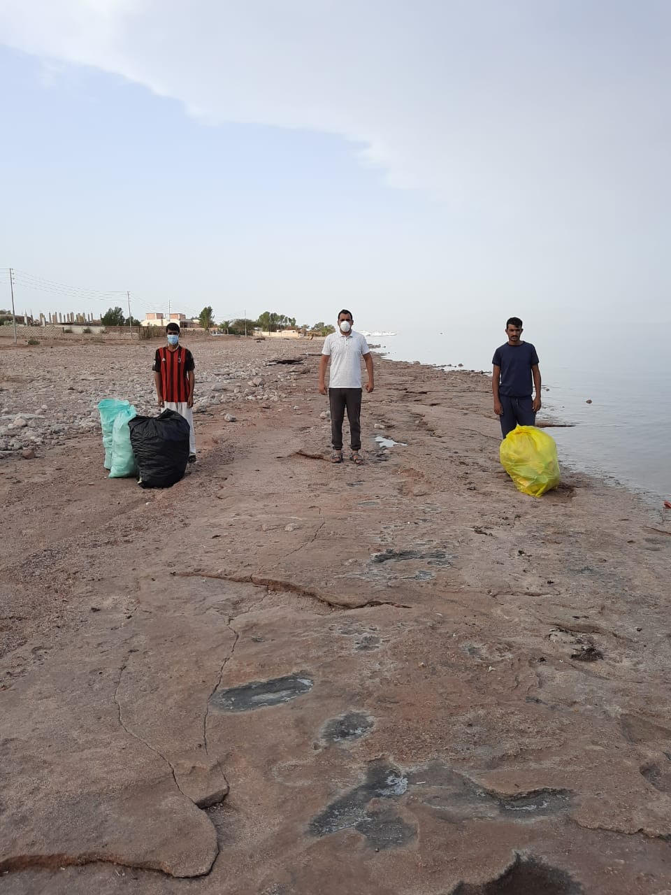 شباب جنوب سيناء يطهرون شواطئ نويبع من المخلفات (3)